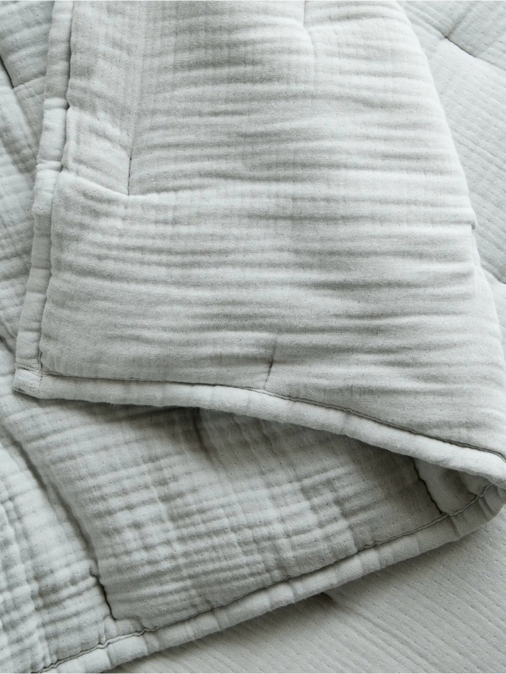 Quince Organic Cotton Airy Gauze Dream Quilt in Mist- King - Picture 4 of 7